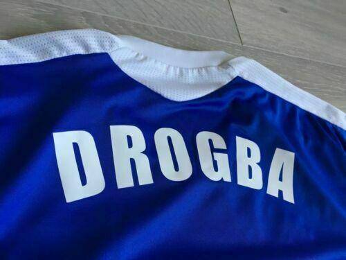 Retro Fußballtrikot Chelsea 2012 – Kragen, Vereinswappen und Stoffstruktur, Drogba Edition