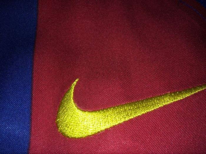 fc-barcelona-retro-fussballtrikot-ronaldinho-2006-kragen-detail