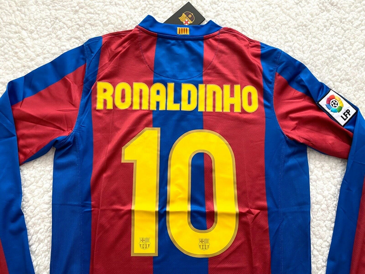 barca-wappen-auf-rust-ronaldinho-trikot-detail