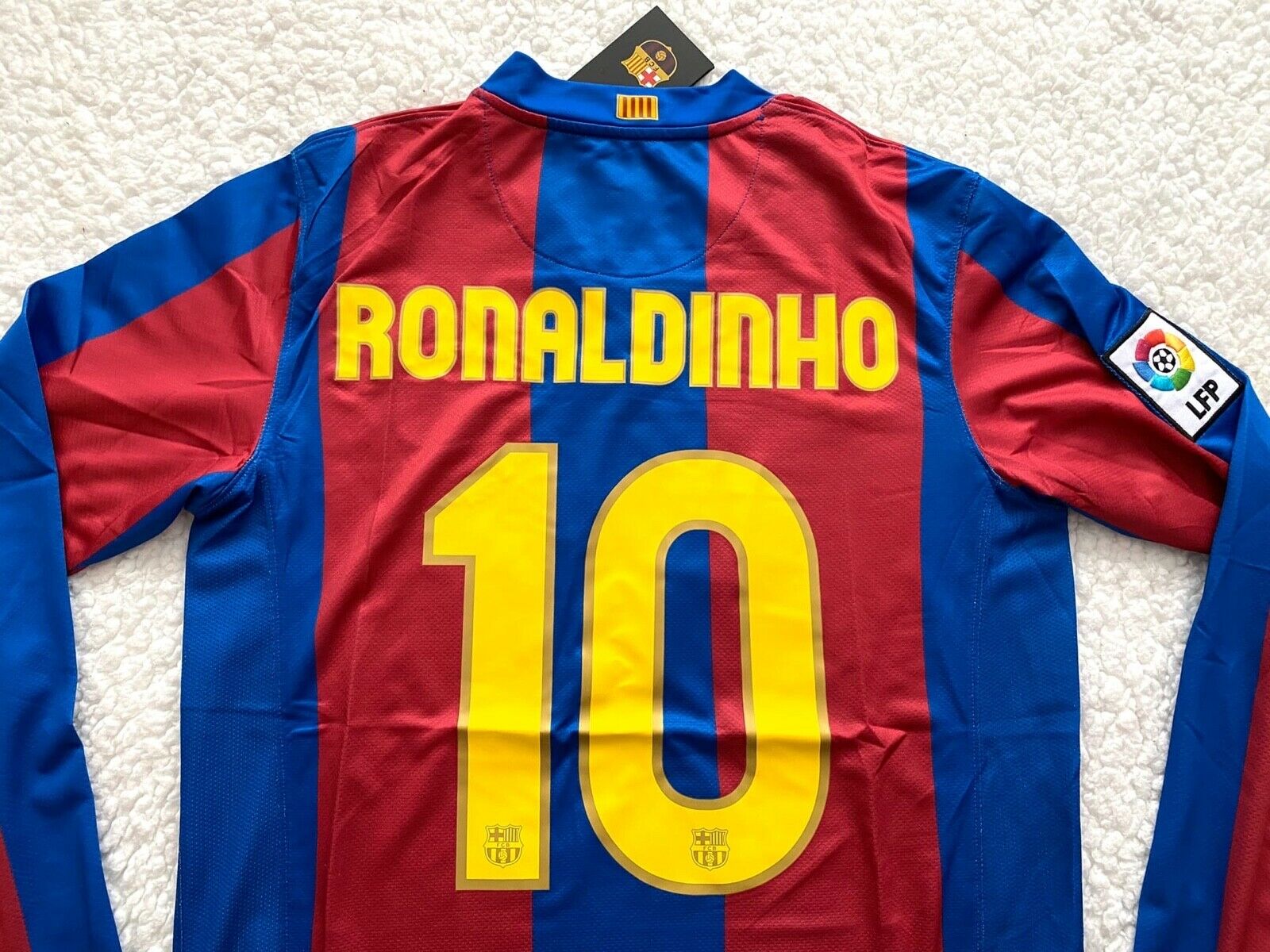 barca-wappen-auf-rust-ronaldinho-trikot-detail